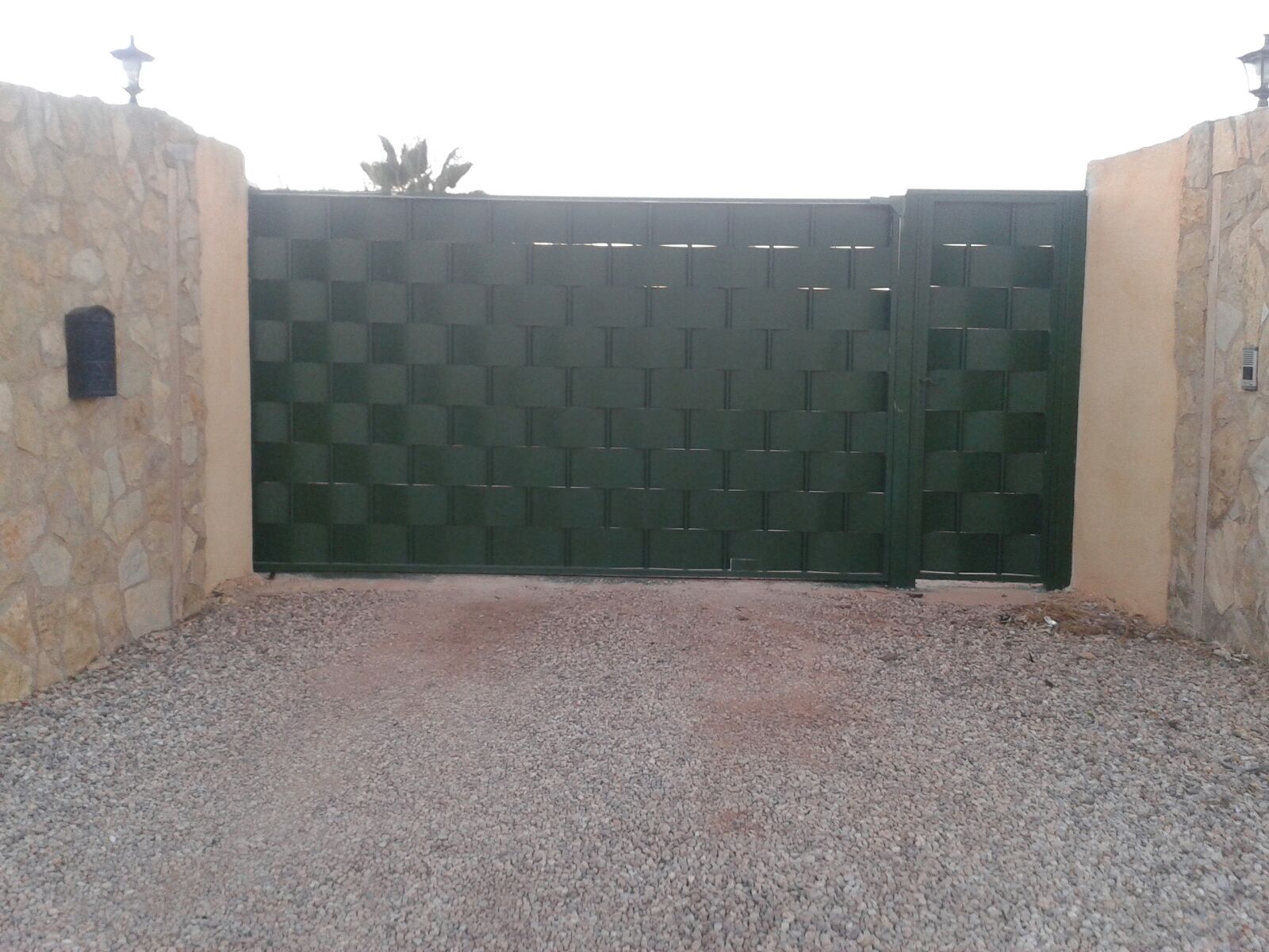 Imagen Puerta Corredera Robusta para Accesos y Comunidades