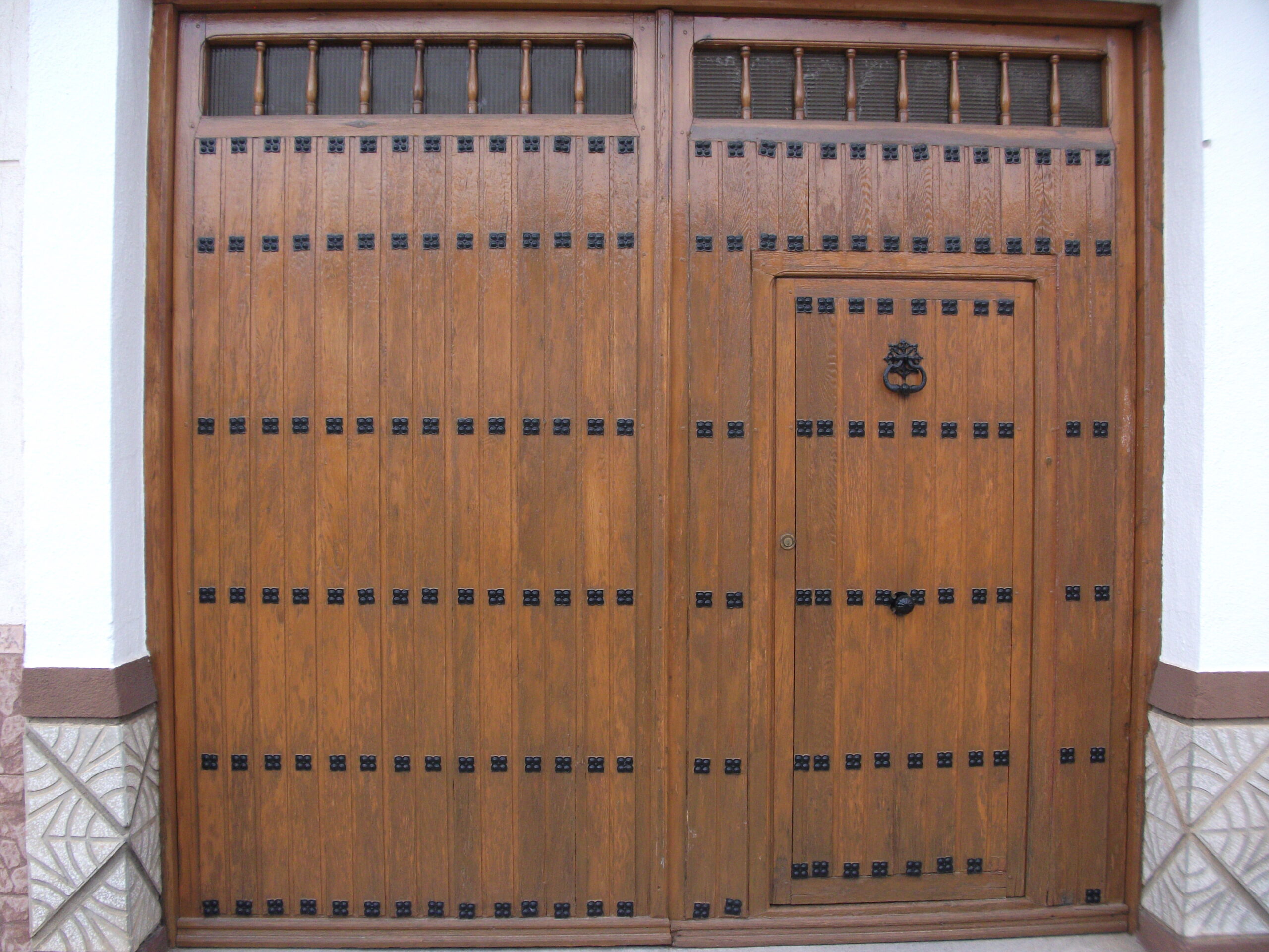 Imagen Puerta Seccional de Lujo con Acabado en Madera Natural